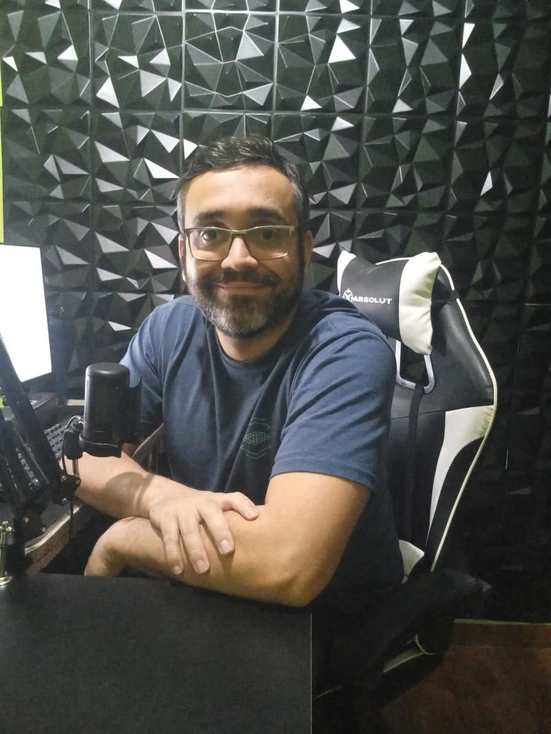 Glauber Ladeira em seu estúdio de trabalho